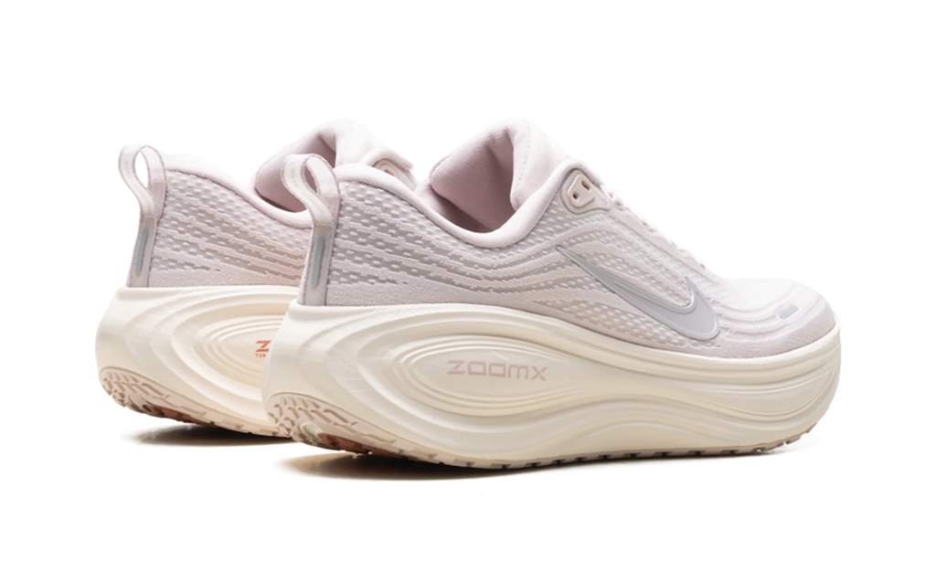 Vomero Plus WMNS "Silt Red Stardust" HV8154 605