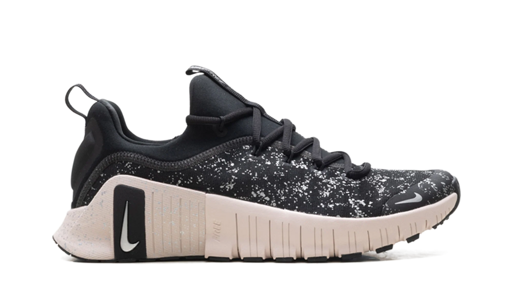 Free Metcon 6 SE WMNS "Black Silt Red" HV2017 001