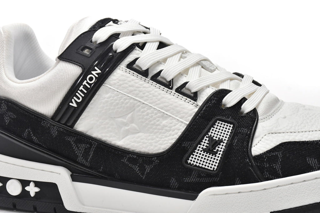 Trainer Black White