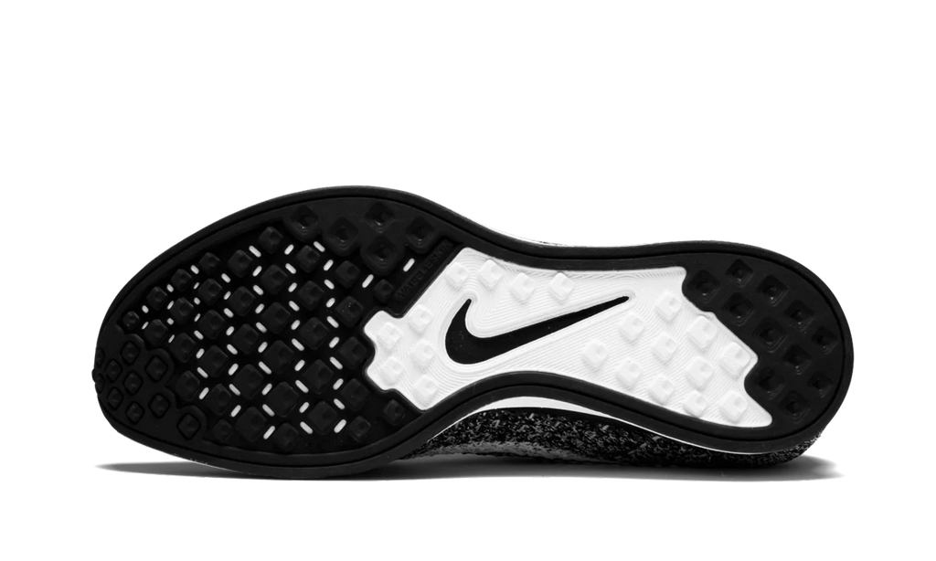 Flyknit Racer "Oreo" 526628 012