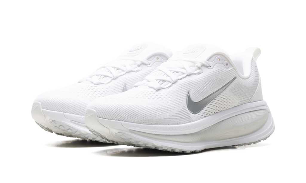 Vomero 18 WMNS"White Photon Dust Summit White Metallic Silver" HM6804 104