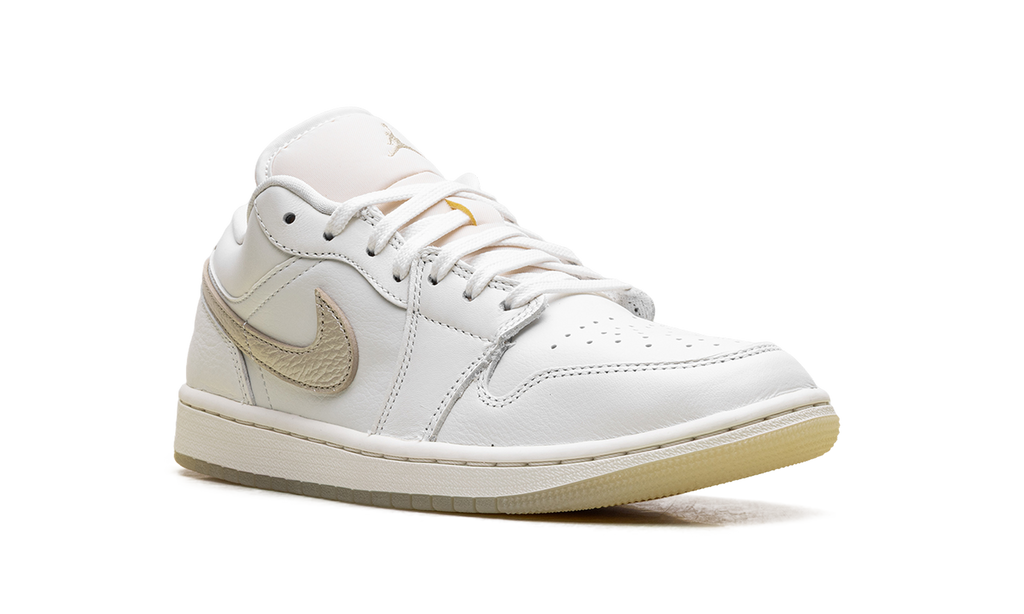 1 Low SE WMNS "Metallic Team Gold" HV5157 100
