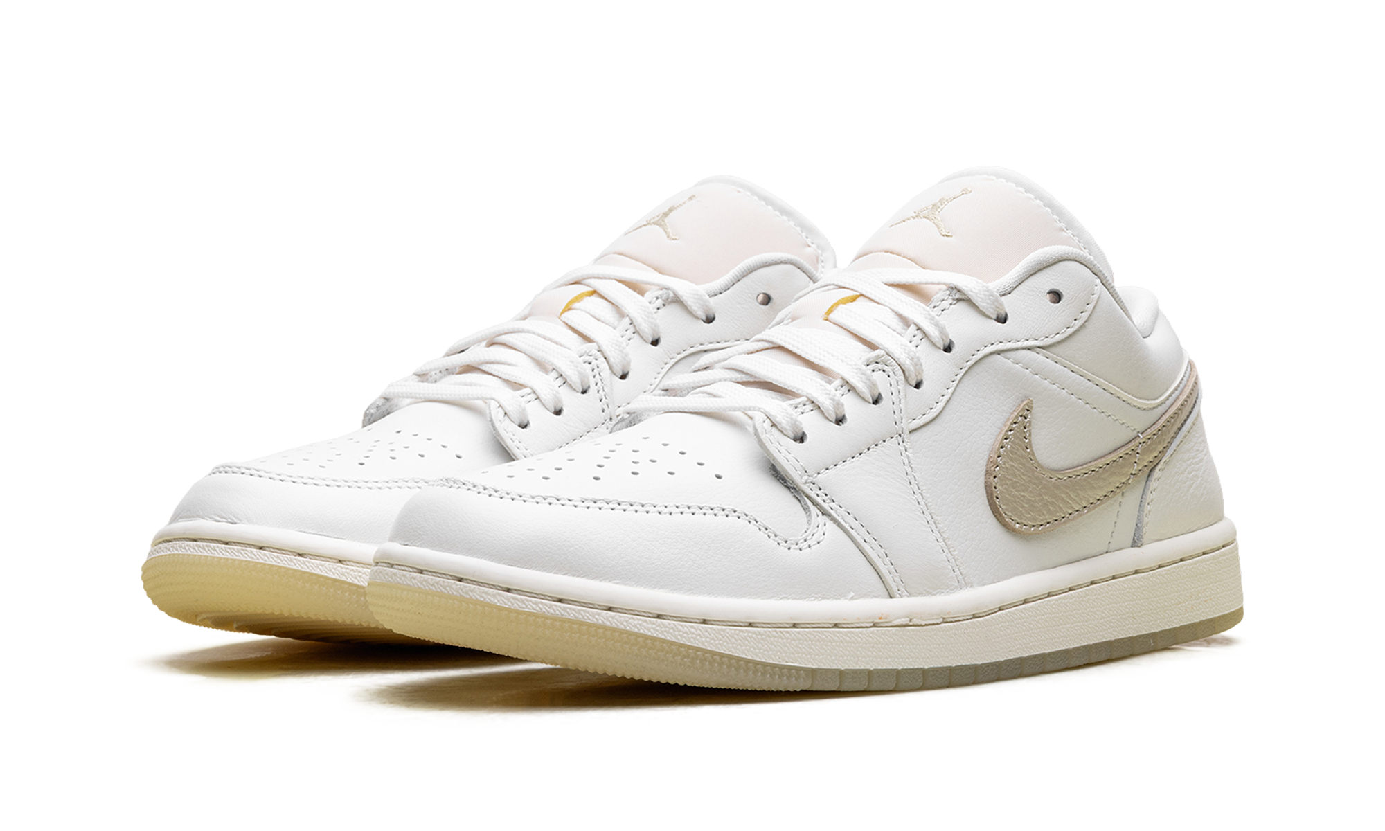 1 Low SE WMNS "Metallic Team Gold" HV5157 100