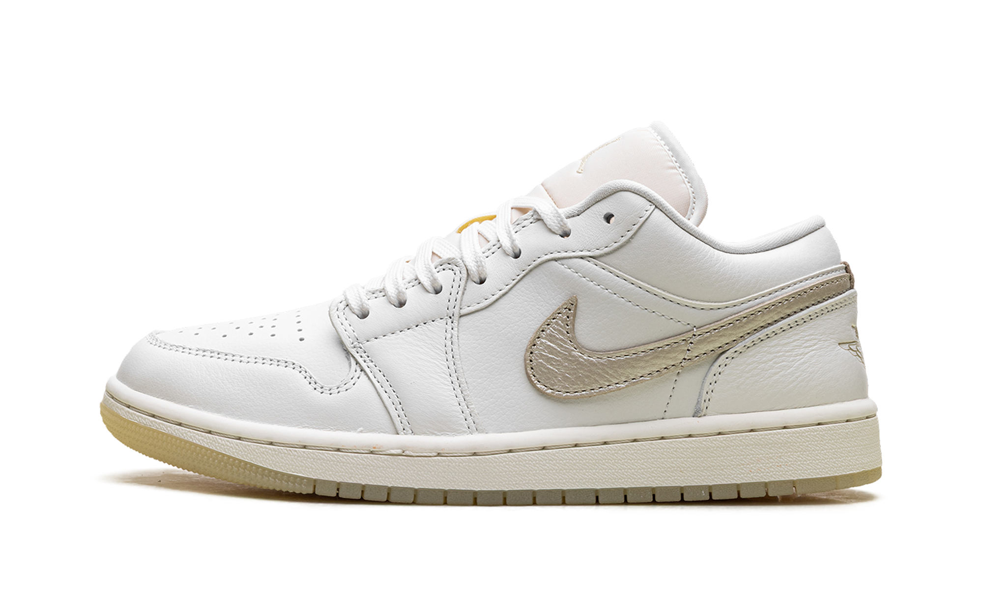 1 Low SE WMNS "Metallic Team Gold" HV5157 100